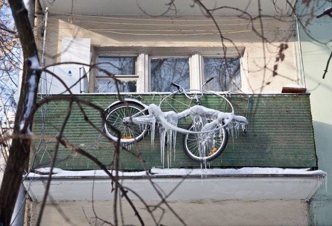 Незастекленный балкон зимой